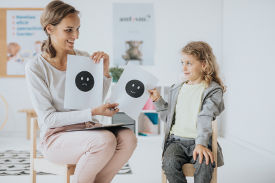 psychologist teaching child to communicate